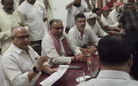 सपा नेता बोले-आश्वासन नहीं, जमीन पर काम दिखने चाहिए:आगरा नगर आयुक्त से मिला प्रतिनिधिमंडल, तीखी बहस