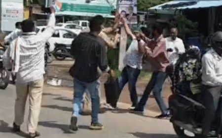 अम्बेडकर नगर में कांग्रेस ने चुनाव आयुक्त का पुतला फूंका:भाजपा सरकार और चुनाव आयोग पर दबाव में काम करने का आरोप, जिलाध्यक्ष ने इस्तीफे की मांग की