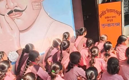 न्यायिक अधिकारी ने छात्रों को पॉक्सो कानून समझाया:हापुड़ में बाल सुरक्षा और लैंगिक अपराधों से बचाव के उपाय बताए