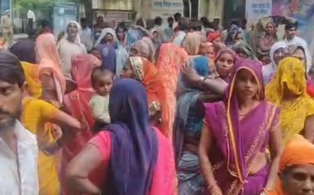 राशन की दुकान दूसरे समूह को देने का आरोप:ग्रामीणों ने डीएम से जांच की मांग, कहा- नियमों की अनदेखी हुई