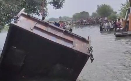 क्रेन मंगाकर निकलवाई ट्रैक्टर-ट्रॉली:फर्रुखाबाद में बाढ़ के पानी में गिरी थी, 65 कुंतल लदा था गेहूं