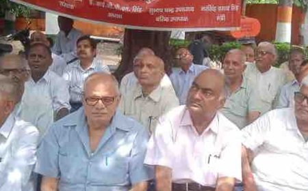 गोरखपुर में पेंशनरों ने किया जोरदार प्रदर्शन:12 मांगों को लेकर धरना, बोले- अब नहीं सुनी गई बात तो और तेज होगा आंदोलन