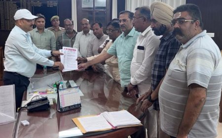 मेरठ के बाजारों में काले झंडे लगने का सिलसिला जारी:संयुक्त व्यापार संघ के पदाधिकारियों ने DM से मुलाकात कर व्यापार को बचाने के लिए सौंपा ज्ञापन