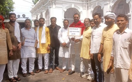 सुखपुरा CHC शुरू कराने को लेकर ग्रामीणों का प्रदर्शन:बलिया में अस्पताल में आधुनिक उपकरण, पैथोलॉजी जांच और साफ-सफाई की व्यवस्था की मांग