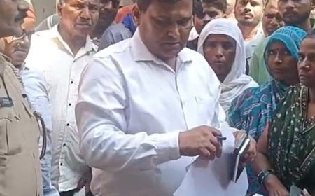 औद्योगिक गलियारे में जमीन का मुआवजा नहीं मिला:110 ग्रामीण डीएम कार्यालय पहुंचे, डेढ़ साल से कर रहे भुगतान का इंतजार
