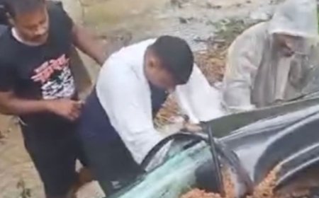 लखीमपुर में मोरंग ट्रॉली से टकराई कार, दो युवकों की:हादसे के बाद कार खाई में गिरी, ट्रॉली भी उस पर आ गई
