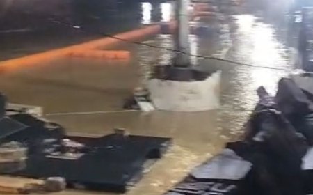 मंदाकिनी नदी खतरे के निशान से 1 मीटर ऊपर:चित्रकूट में रामघाट की सीढ़ियों तक पहुंचा पानी, दुकानदारों ने सामान समेटा