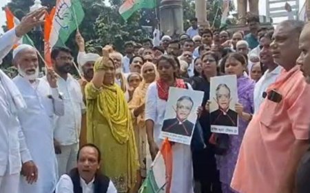 वाराणसी में CEC के खिलाफ कांग्रेस का प्रदर्शन-नारेबाजी:कांग्रेसी बोले-करोड़ों मतदाताओं का भरोसा तोड़ा, वोट चोर के नारे लगाकर जुलूस निकाला