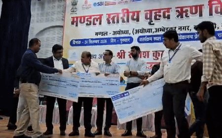 अयोध्या में 4500 करोड़ का लोन:800 लाभार्थी मिली मदद, लाभार्थियों को बांटे चेक