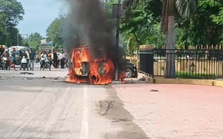 कार की टक्कर के बाद ऑटो में लगी आग...VIDEO:झांसी में आधा घंटे तक धूं-धूं कर जला, 4 लोग बुरी तरह जख्मी