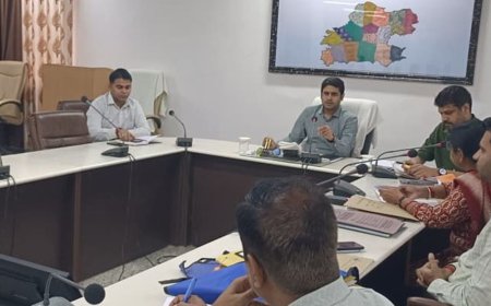 डीएम ने जाति प्रमाण पत्र मामलों में की सुनवाई:मऊ में दोबारा जांच के निर्देश, तहसीलदारों से मांगी रिपोर्ट