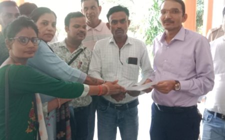 शिक्षामित्रों ने समान वेतन और सुपर टेट से छूट मांगी:कन्नौज में सीएम को संबोधित 5 सूत्रीय मांग पत्र अतिरिक्त एसडीएम को सौंपा