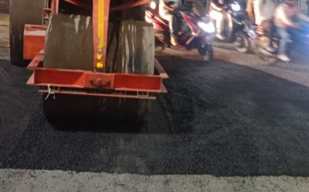 गोरखपुर की सड़कों पर पैचिंग अभियान तेज:दिन-रात गड्ढों की हो रही मरम्मत; नगर आयुक्त ने जताई थी सख्ती