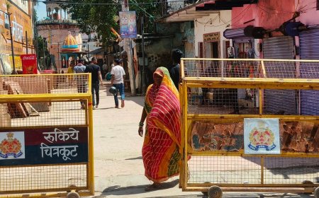 मंदाकिनी का जलस्तर कम हुआ, घाटों पर सफाई शुरू:22 दिन में दूसरी बार बाढ़ से दुकानदारों की बढ़ी परेशानी