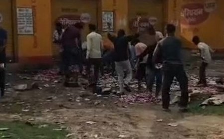 महोबा में युवक की मौत से महिलाओं में आक्रोश:शराब की दुकान में की तोड़फोड़, बोतलें सड़क पर फेंकी; सेल्समैन भागा