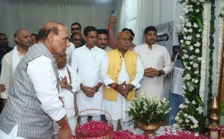 सत्यवती मिश्रा के निधन पर शोक जताने पहुंचे कई दिग्गज:नोएडा में भाजपा नेता कलराज मिश्र से मिलकर दी सांत्वना