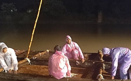 सुल्तानपुर में गोमती नदी का जलस्तर बढ़ा:सीताकुंड घाट की सीढ़ियों तक पहुंचा पानी: खतरे के निशान से 2 मीटर नीचे, डीएम ने किया निरीक्षण