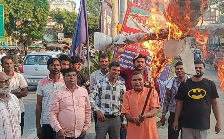 अमेरिकी राष्ट्रपति का पुतला फूंका:भारत पर लगाए टैरिफ का विरोध जताया; स्वदेशी जागरण मंच का प्रदर्शन