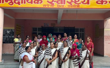 आशा कार्यकर्ताओं ने अपनी मांगों को लेकर किया प्रदर्शन:रायबरेली में सीएचसी अधीक्षक को सौंपा ज्ञापन, 10 हजार मानदेय करने की मांग