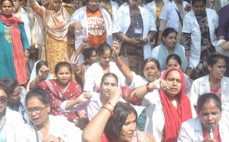 लखनऊ में ANM कर्मियों का प्रदर्शन:परमानेंट करने कि मांग पर अड़ी, सरकार पर शोषण का आरोप लगाया
