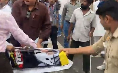 सहारनपुर में कलेक्ट्रेट गेट बंद मिला तो भड़के कांग्रेसी:ऊपर चढ़कर घुसने की कोशिश, पुलिस से धक्का-मुक्की, डीएम को ज्ञापन देने पहुंचे थे कांग्रेस कार्यकर्ता