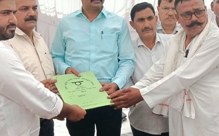 रोडवेज कर्मचारियों ने 10 सूत्रीय मांगों को लेकर दिया धरना:मेरठ में क्षेत्रीय प्रबंधक को दिया ज्ञापन- सुनवाई न होने पर मुख्यालय घेरने की चेतावनी