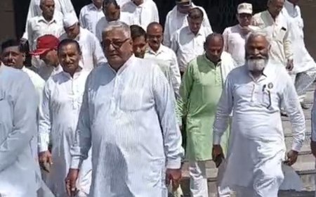 भूतपूर्व सैनिक समिति ने डीएम दिव्यांशु पटेल को सम्मानित किया:बागपत में नवागत जिलाधिकारी को शॉल ओढ़ाकर स्वागत किया, प्रशासन को सहयोग का भरोसा