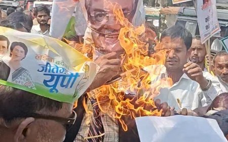 कांग्रेस ने चुनाव आयोग पर वोट चोरी का आरोप लगाया:सिर पर काली पट्टी बांधकर पुतला फूंका, 13 करोड़ नाम काटने का दावा