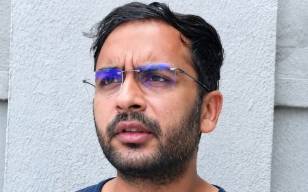 असम के स्कूलों पर नई पाबंदी, आशुतोष रांका ने हिमंत सरमा से पूछा- डर गए क्या?