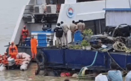 गंगा स्नान के दौरान रविदास घाट पर डूबा युवक:परिजनों का रो-रो कर बुरा हाल,NDRF की 2 टीमें तलाश में जुटी