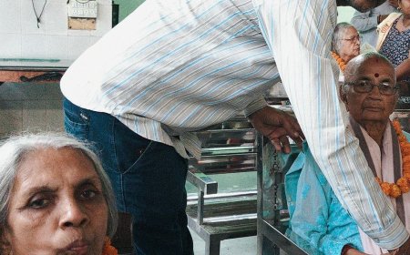 कानपुर के वृद्धाश्रम में सेवा कार्यक्रम:कार्यकर्ताओं ने लोगों को फल, मिष्ठान और शॉल वितरित किए
