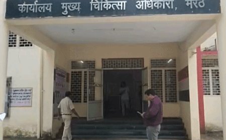 मेरठ में सपा जिला पंचायत सदस्य ने CMO कार्यालय घेरा:स्वास्थ्य सुविधाओं की कमी का मुद्दा उठाया, कैंसर के मामले बढ़ने का किया दावा