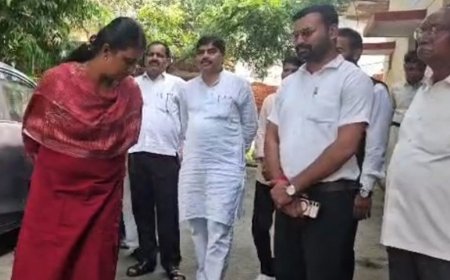 एटा में EVM-VVPAT वेयरहाउस का त्रैमासिक निरीक्षण:राजनीतिक दलों के प्रतिनिधियों की मौजूदगी में सुरक्षा व्यवस्था परखी, CCTV भी देखे गए