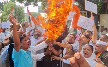 गाजीपुर में कांग्रेस ने CEC का पुतला फूंका,इस्तीफे की मांग:SIR और मतदाता सूची को लेकर डीएम कार्यालय तक निकाला मार्च