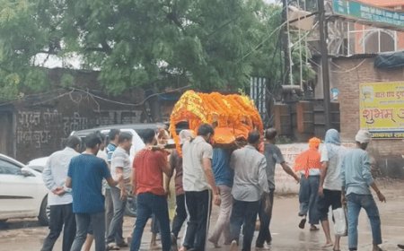 बलिया में आंधी और बारिश के बीच निकली शव यात्रा:धराशायी हुआ पुराना पीपल का पेड़, 20 घंटे बिजली गुल; राहगीरों की मुश्किलें बढ़ीं
