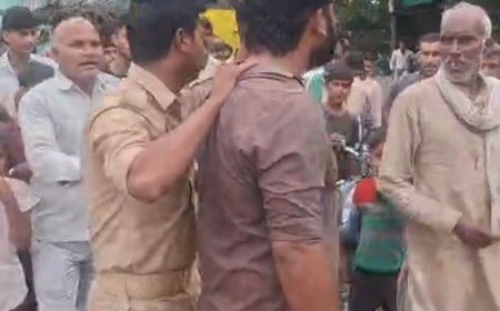 पुलिस स्टीकर लगी कार से युवक के अपहरण की कोशिश:संभल में ग्रामीणों ने 4 लोगों को पकड़ा, पत्नी ने मारपीट कर अगवा करने का लगाया आरोप