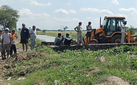 एटा में बंबे की पुलिया चोक होने से बढ़ा जलस्तर:बुलडोजर से सफाई कराकर टला जलभराव का खतरा, जलकुंभी हटने के बाद शुरू हुई निकासी