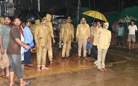 मंदाकिनी नदी का जलस्तर खतरे के निशान के पार:चित्रकूट में डीएम और एसपी ने लिया जायजा, लोगों से सुरक्षित रहने की अपील