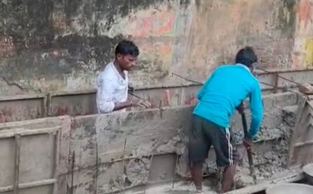 बारिश-जलभराव के बीच बन रहा एक करोड़ का नाला:व्यापारियों ने घटिया सामग्री के इस्तेमाल का आरोप लगाकर जांच की मांग की