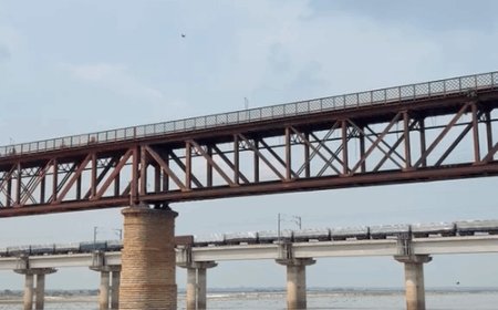 प्रयागराज में एक बार फिर बढ़ा गंगा-यमुना का जलस्तर:रिवर फ्रंट रोड पर चढ़ने लगा पानी, 24 घंटे में डेढ़ से दो मीटर तक बढ़ोतरी