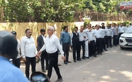 कानपुर कचहरी में हड़ताल, वकीलों ने बनायी मानव श्रृंखला:कहा- 7 सूत्रीय मांगे पूरी न होने तक आंदोलन जारी रहेगा, वादकारी मायूस होकर लौटे