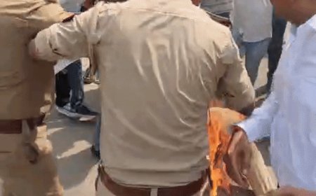 प्रयागराज में कांग्रेस ने ज्ञानेश कुमार का पुतला फूंका:पुलिस छीनने में नाकाम रही, कार्यकर्ताओं ने लातों से कुचला और जलाया