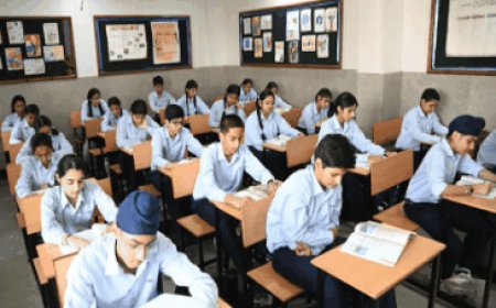 सुप्रीम कोर्ट बोला-6 क्लास से 3-लैंग्वेज पॉलिसी लागू न करें:पहले CBSE ने छूट देने से मना किया था; 1 अप्रैल 2027 से लागू होगा आदेश