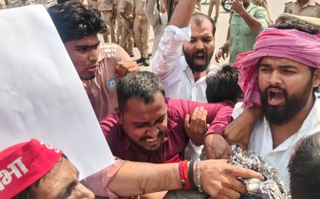 लखनऊ में समाजवादी पार्टी का जोरदार प्रदर्शन:CEC के पुतले पर कालिक पोती चप्पल से पीटा , लोकतंत्र की हत्या का आरोप