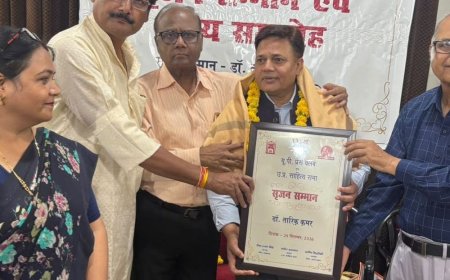 शायर डॉ. तारिक कमर पुरस्कृत:उत्तर प्रदेश साहित्य सभा ने लखनऊ में दिया सृजन पुरस्कार