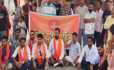 मेडिकल कॉलेज की अव्यवस्थाओं पर हिंदू युवा वाहिनी का प्रदर्शन:शाहजहांपुर में ज्ञापन सौंपा, 10 दिन में व्यवस्थाएं न सुधरने पर आंदोलन की चेतावनी