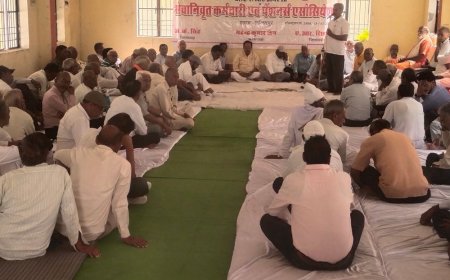ललितपुर में 12 सूत्रीय मांगों को लेकर पेंशनर्स का धरना:आठवें वेतन आयोग में शामिल करने समेत राष्ट्रपति को भेजा ज्ञापन
