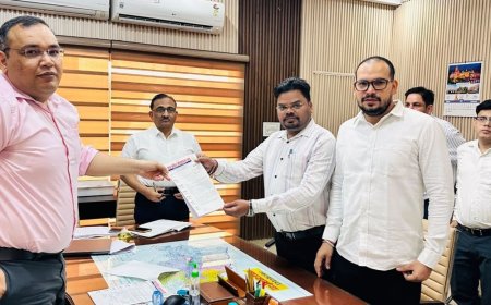 लेखपाल संघ ने कार्य बहिष्कार की चेतावनी दी:डीएम कासगंज को सौंपा ज्ञापन, लंबित मांगों पर कार्रवाई की मांग