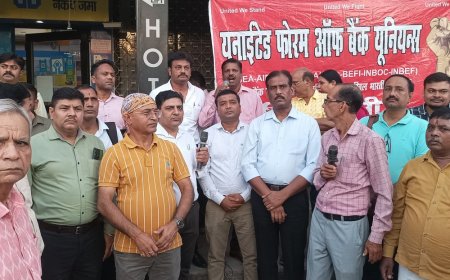 बरेली में बैंक कर्मचारियों का प्रदर्शन:देशव्यापी हड़ताल के समर्थन में की नारेबाजी