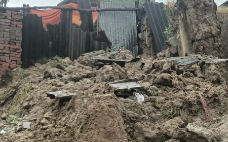 छप्पर समेत कच्ची दीवार गिरी, बुजुर्ग की मौत:ग्रामीणों ने मलबा हटाकर बाहर निकाला; राजस्व टीम ने की जांच